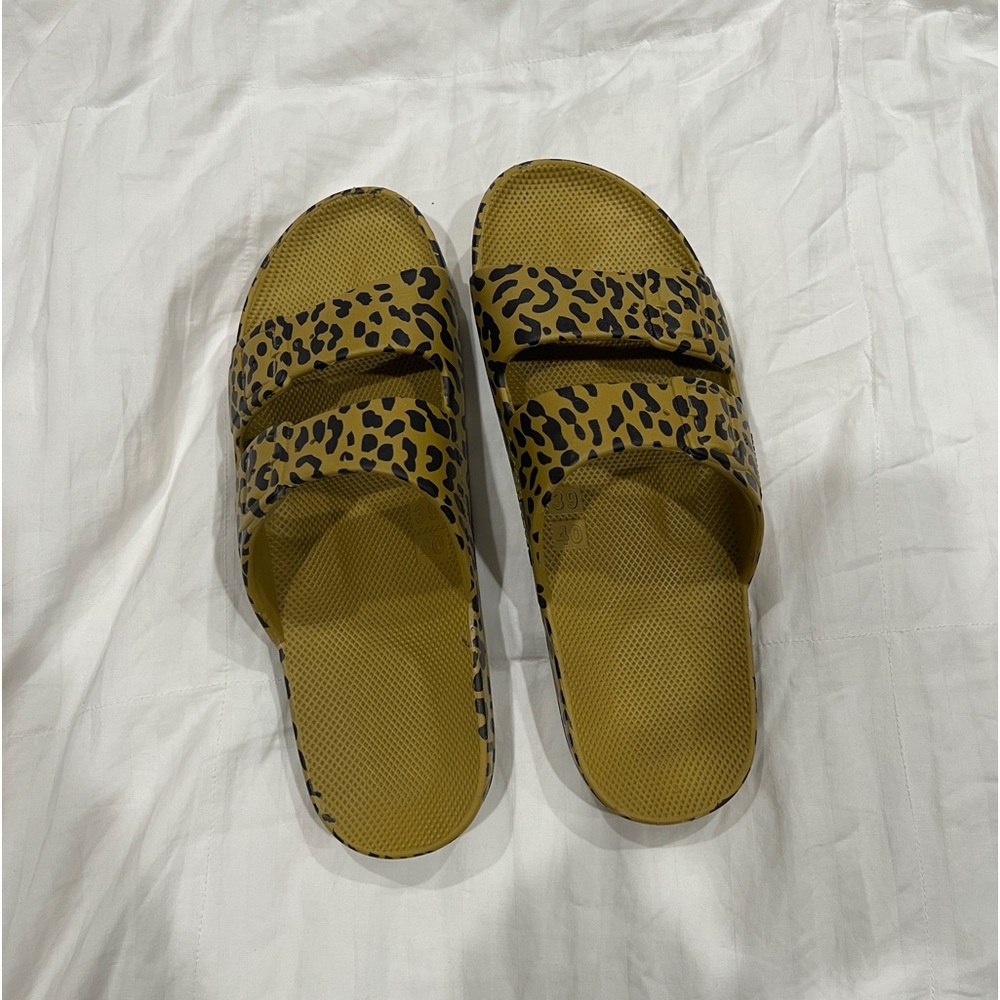 Freedom Moses Leo Pistaccio Leopard Print Slides